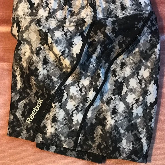 Reebok Women’s Athletic Shorts spandex. Size Medium. Only worn once - Picture 2 of 5
